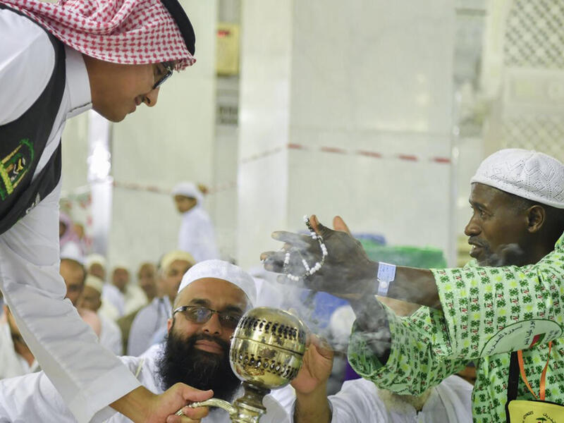 كلفت الرئاسة العامة لهيئة الأمر بالمعروف والنهي عن المنكر أكثر من 800 مشارك للقيام بأعمال توعية الحجاج وتوجيههم وإرشادهم؛ من خلال مراكزها التوجيهية البالغ عددها 42 مركزًا توجيهيًا ونقطة توزيع، في منطقتي مكة المكرمة والمدينة المنورة، إضافة إلى مترجمين بمختلف اللغات.