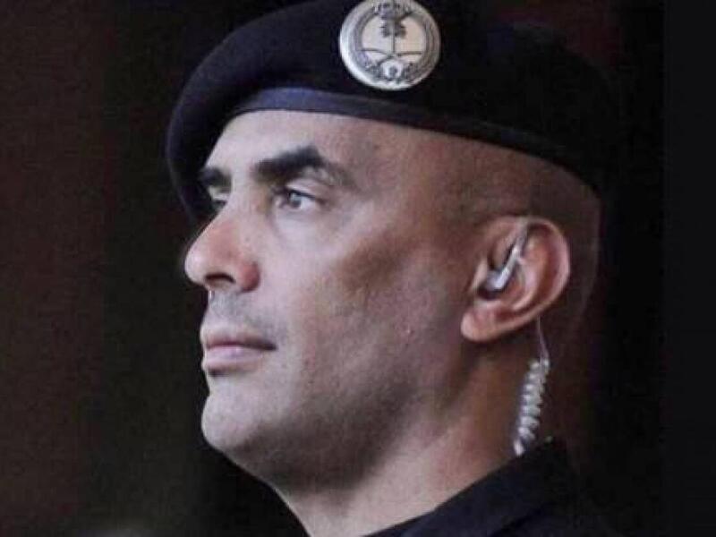 تخرج من الكلية العسكرية للملك خالد بالسعودية، وتنقل في العمل من الحرس الوطني السعودي إلى الحرس الملكي.