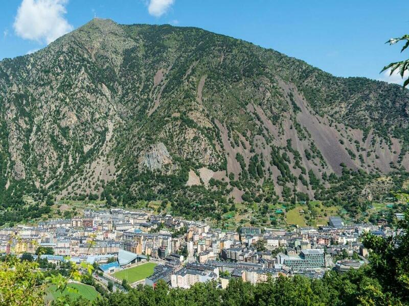 دولة أندورا وسط جبال بايرينييز الأوروبية : بسبب صعب الموقع الجغرافي لها فإن عملية إنشاء مطار دولي يعتبر أمرًا مستحيلًا، لذا يتوجب على المسافرين النزول في إسبانيا وفرنسا، ثم السفر برا للدولة الصغيرة.