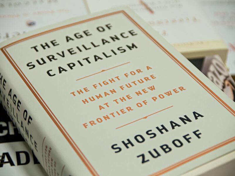 الكتاب الأول: «The Age of Surveillance Capitalism – عصر رأسمالية الرقابة» من تأليف «Shoshana Zuboff – شوشانا زوبوف».