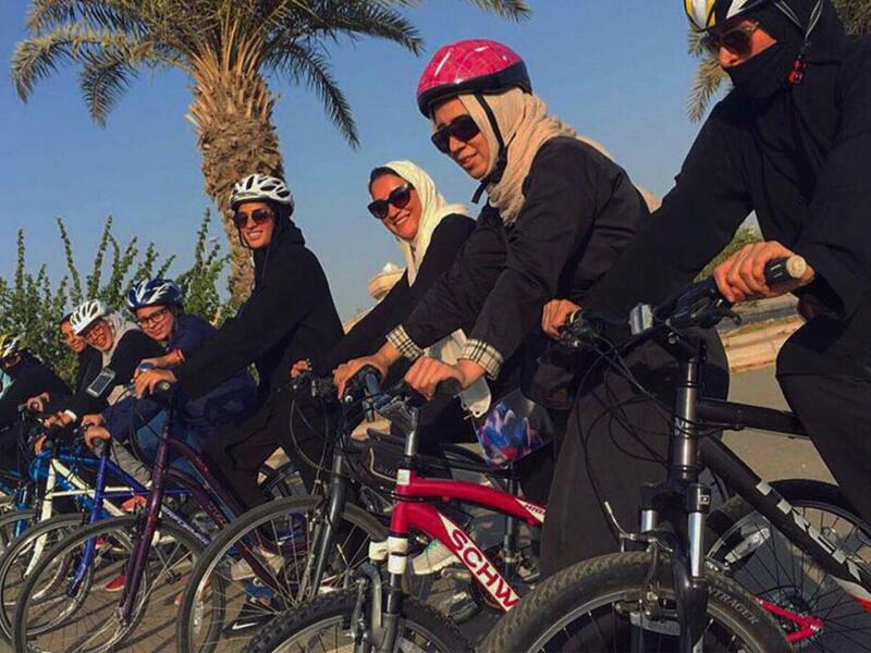أول سباق درجات هوائية للإناث: سمح ولي العهد للنساء بالمشاركة في أول سباق دراجات هوائية للإناث، ما اعتبره العديد من النساء انتصارًا غير مسبوق للمرأة السعودية.