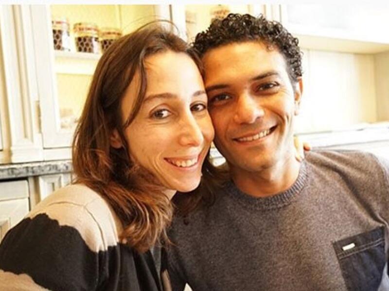 تعرضت زوجة الفنان آسر ياسين لتعليقات ساخرة وجارحة من قبل مغردين مدعين بأنها ليست على قدر كبير من الجمال، ليرد آسر على ذلك التنمر الفج بنشر صورة لزوجته معلقًا أنه يراها أجمل امرأة فى العالم.
