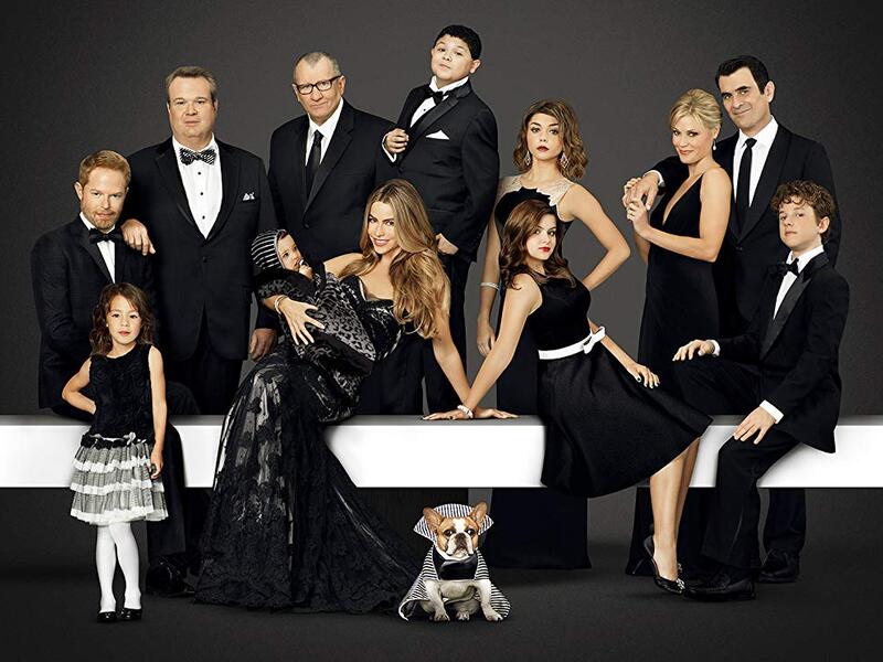 Modern Family: بدأ بثه في 23 سبتمبر2009، وتدور أحداثه حول "جاي بريتشيت" وعائلته الكبيرة التي تعيش في إحدى ضواحي لوس أنجلوس. تجدد المسلسل لعشرة مواسم عرض آخرها في سبتمبر 2018، وأعلن في فبراير 2019 عن تجدده للموسم الحادي عشر والأخير.
