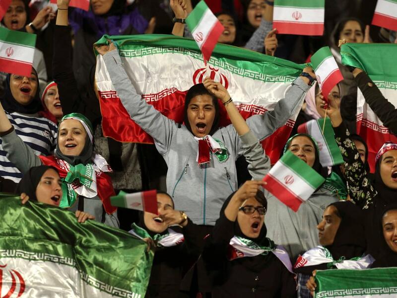 سمحت السلطات الإيرانية للنساء بالدخول الى ملاعب كرة القدم لمتابعة مباراة لمنتخب بلادها ضمن تصفيات كأس العالم 2022 في تشرين الأول (أكتوبر) المقبل.