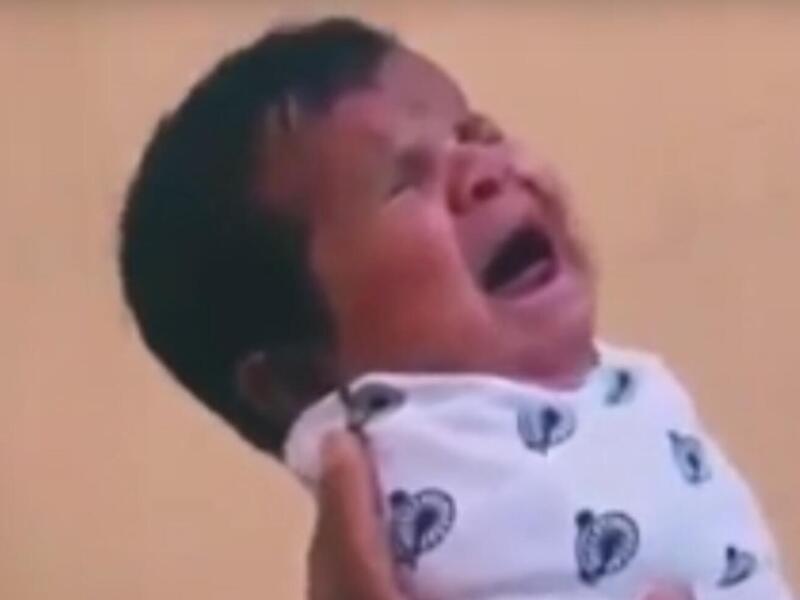 شخص يطلق النار جوار رضيع وثم يضع المسدس في فمه