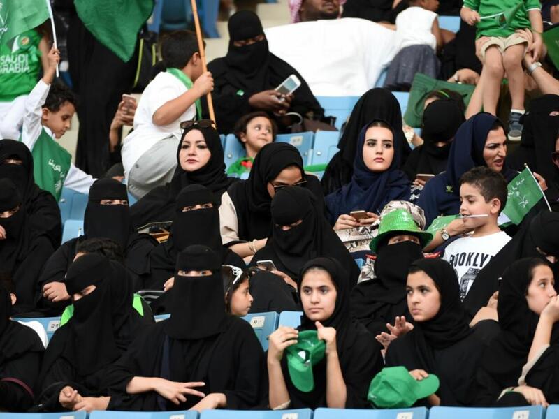 السماح للنساء بحضور المباريات داخل الملاعب الرياضية: بدأت الملاعب الرياضية السعودية تفعيل قرار يسمح للنساء بالدخول إليها لمشاهدة مباريات كرة القدم، وذلك عقب قرار صدر في 30 أكتوبر الماضي بهذا الشأن.