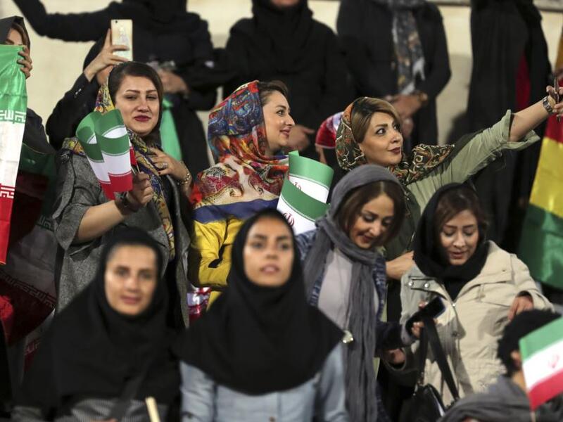إيرانيات في الملعب