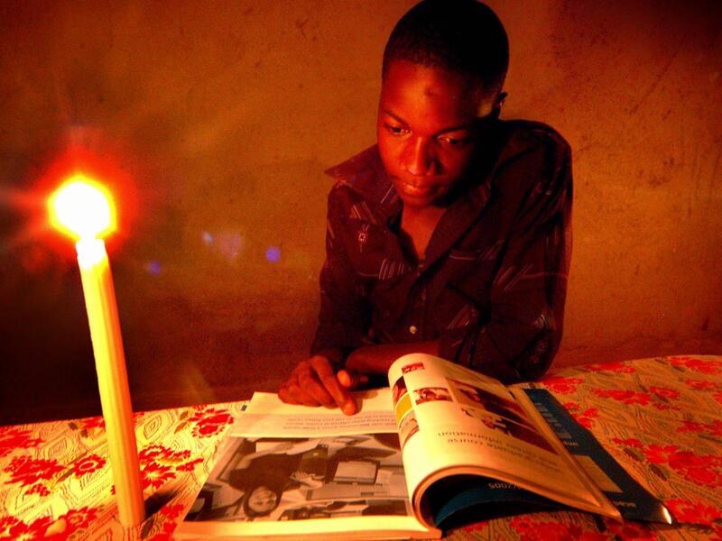 في 2019: يهدف مشروع AFDB للطاقة الشمسية في إفريقيا إلى توصيل الكهرباء الى 90 مليون شخص لأول مرة.