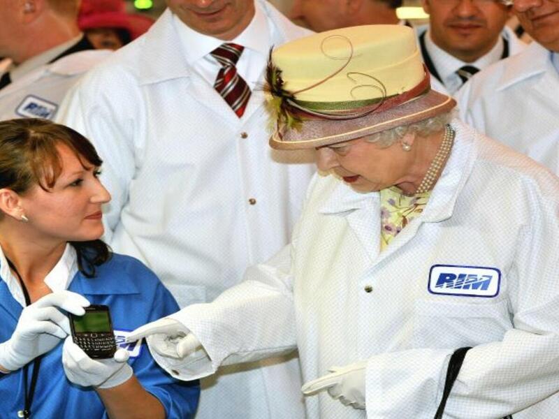 لديها حسابات على مواقع التواصل الاجتماعي: انضمت الملكة إلى "تويتر" في يوليو 2009 باسم RoyalFamily وكتبت أول تغريدة بنفسها، لكنها لم تحافظ على الصفحة شخصيًا منذ ذلك الحين فلديها فريق خاص لذلك، كما نشرت في مارس 2019  أول منشور لها على تطبيق "إنستغرام".
