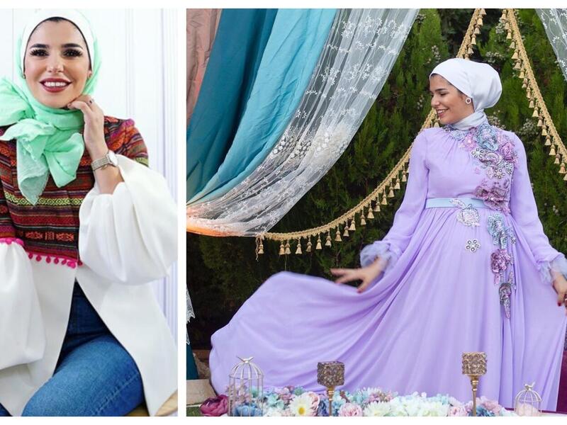 مصممة الأزياء الأردنية روان بسومي بفستان يبرز حملها من تصميمها 