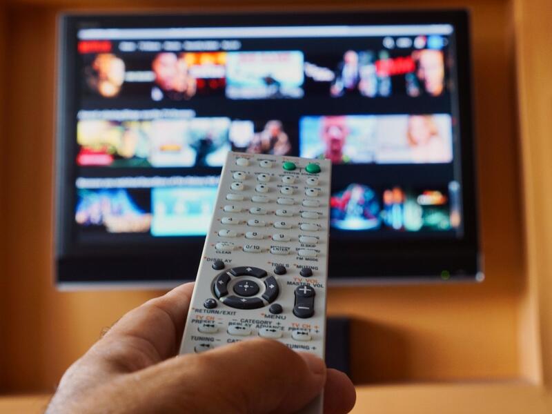 2015: عبارة "مشاهدة صاخبة / Binge-watch" والتي تعبّر عن مشاهدة عدة حلقات متتالية من أحد المسلسل التلفزيونية واحدة تلو الأخرى وفي وقت قصير.