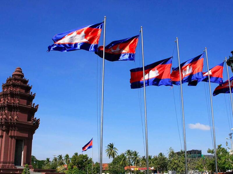 كمبوديا: تعددت أسماء هذه الدولة، فقد كانت في البداية تُسمى مملكة كمبدويا، ثم تغيَّر إلى جمهورية الخمير، ثم إلى كمبوتشيا الديمقراطية، ثم كمبوتشيا الشعبية، حتى أصبحت بالنهاية تُسمى كبموديا وذلك بعد أن استعاد النظام الملكي الحكم في عام 1993م.