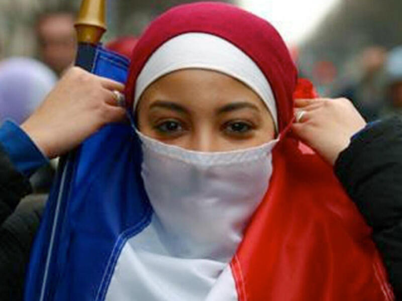 فرنسا: كانت أول بلد أوروبي يمنع ارتداء غطاء الوجه الإسلامي الكامل في الأماكن العامة في عام 2011.