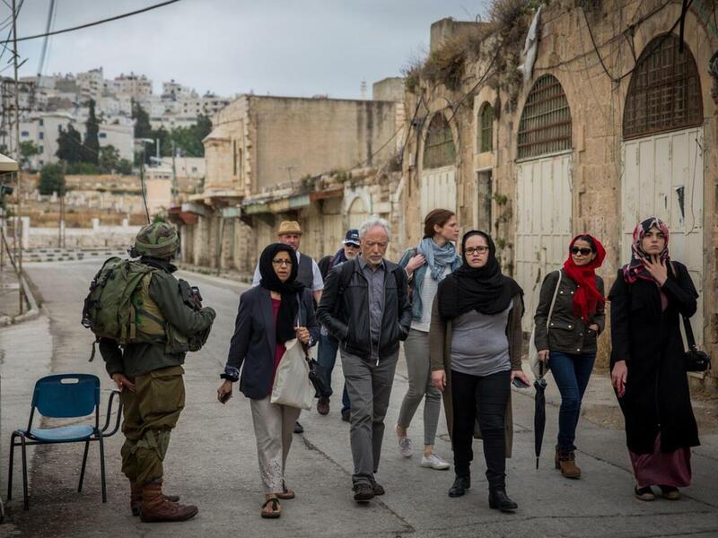 فلسطين: بسبب الاحتلال الإسرائيلي يضطر سكانها بالضفة الغربية للسفر برًا عبر مطارات الأردن، بينما يتوجه ملايين آخرون في غزة 3 إلى المطارات المصرية، من أجل السفر عبرها إلى الوجهات الدولية⠀