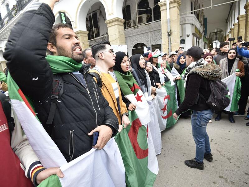 الجزائر: خرجت أمس مظاهرات بالعاصمة الجزائر ومدن أخرى للأسبوع 39 على التوالي، حيث جدد المتظاهرون مطالبتهم برحيل رموز نظام الرئيس السابق عبد العزيز بوتفليقة، ومحاربة الفساد. 