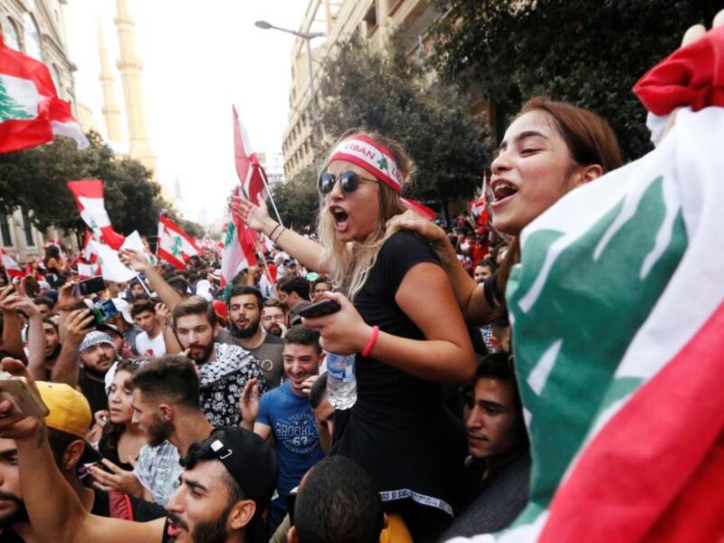 في ثورة لبنان ينتفض: ظهر الحريري ليمهل حكومته 72 ساعة لإيجاد حلول للخروج من هذه الأزمة، وقدم بعد نهاية المهلة ورقة شملت حزمة إصلاحات لم ترض الشارع اللبناني الذي أصر على مطالبه.