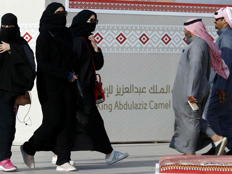 إسقاط الولاية: في الأول من أغسطس الجاري، أصدر العاهل السعودي قرارًا يتيح للنساء اللاتي تجاوزن سن الـ 21 عامًا، استخراج جوازات سفر ومغادرة البلاد دون شرط الحصول على ولي الأمر الذي قد يكون الزوج أو الأب أو الأخ أو حتى الابن.
