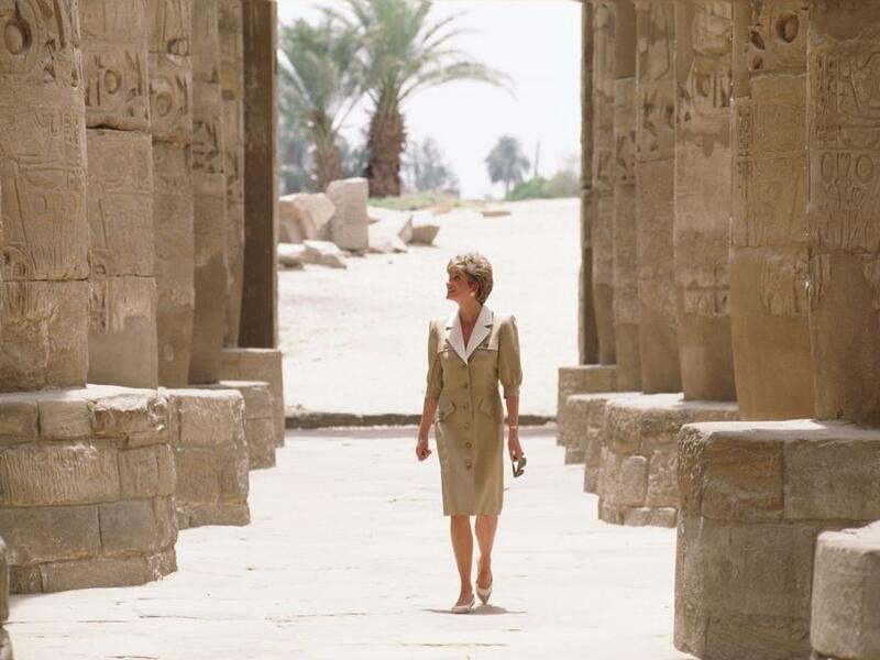 مصر: في عام 1992 قامت الأميرة ديانا بتنسيق العديد من ملابسها مع نغمة الآثار الفرعونية والمناظر الطبيعية فيها، بعد أن وجهت السيدة سوزان مبارك الدعوة لها لاستكشاف الأهرامات والمعابد التاريخية.