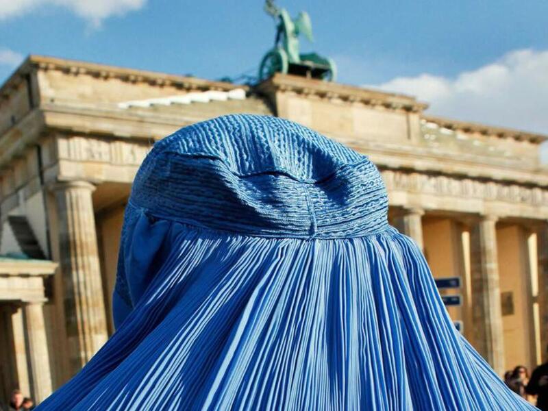 المانيا: ويمنع ارتداء أي غطاء للوجه خلال قيادة السيارة، ووافق مجلس النواب في البرلمان الألماني على منع جزئي لذلك على القضاة وموظفي الحكومة والجنود، كما يقضي القانون بكشف أي امرأة، ترتدي غطاء للوجه، لوجهها إذا تطلبت الضرورة تحديد شخصيتها.
