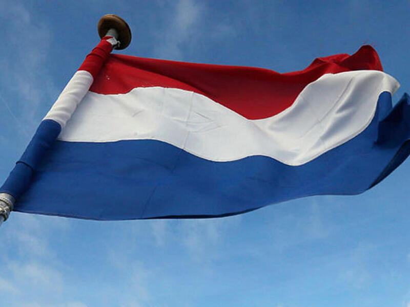 هوندا: قررت الحكومة تغيير اسم البلد والامتناع عن استخدام تسمية "هولندا" نظرًا للصورة السيئة التي باتت مقترنة في الأذهان بالمخدرات وبحي أمستردام المعروف بالفوانيس الحمراء، واعتماد اسم Netherlands.