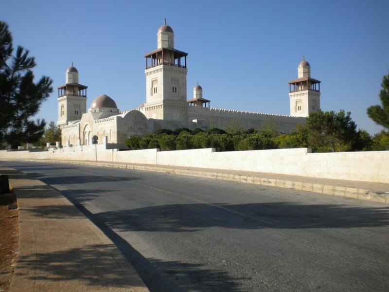 مسجد الملك حسين بن طلال  الموقع: عمان-الاردن المعماري: خالد عزام المساحة: 4.000 م2
