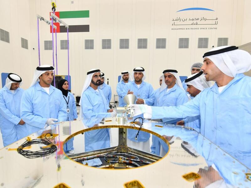 مركز محمد بن راشد للفضاء يتولى التنفيذ والاشراف على كافة مراحل عملية تصميم وتنفيذ وإرسال مسبار الأمل للفضاء وتقوم وكالة الإمارات للفضاء بالتمويل والاشراف على الإجراءات والتفاصيل اللازمة لتنفيذ هذا المشروع.