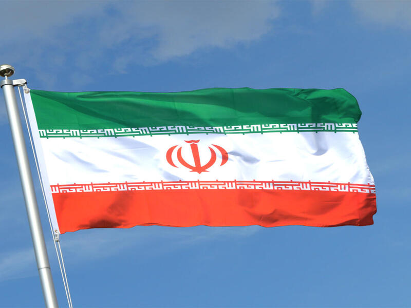 إيران: يُشار إليها سابقًا باسم بلاد فارس نظرًا للكتابات اليونانية التي وُجدت فيها، فالمنطقة التي تقوم عليها إيران كانت مُحتلة من قِبل إمبراطورية الفرس من قبل. وفي عام 1935م، وجّهت الحكومة الإيرانية للدول التي ترتبط بها بعلاقات دبلوماسية بالإشارة إليها باسم إيران بدلًا من بلاد فارس.