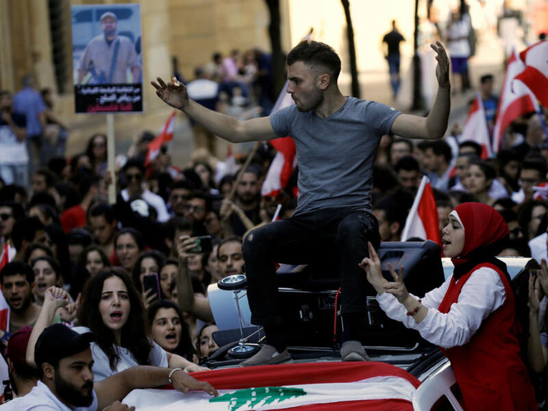 لبنان: سلسلة من الاحتجاجات الشعبية بدأت في 17 أكتوبر الماضي، إثر فشل الحكومة في إيجاد حلول للأزمة الاقتصادية التي بدأت  بدأت بفرض الضرائب على البنزين والتبغ، إضافة إلى استحداث ضريبة على استخدام تطبيقات المكالمات الهاتفية عبر الإنترنت مثل واتساب.