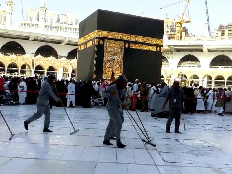وفي مجال النظافة تمت زيادة أعداد العمالة ليصبح أكثر من 13 ألفا و250 عاملا في مكة والمشاعر المقدسة، للعمل على مدار 24 ساعة.