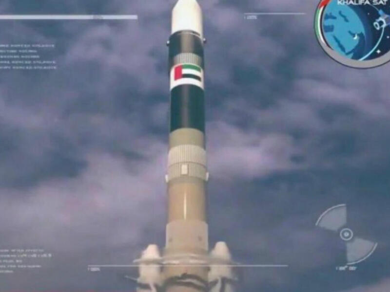 يعرض الوثائقي لقطات نادرة لتطوير القمر الاصطناعي خليفة سات داخل الغرف النظيفة في مختبرات تقنيات الفضاء في مركز محمد بن راشد للفضاء، والذي أطلق بنجاح في نهاية أكتوبر 2019 من مركز "تانيغاشيما" الفضائي في اليابان على متن الصاروخ (H-IIA).