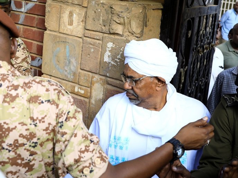 عُزل البشير من رئاسة السودان في أبريل الماضي