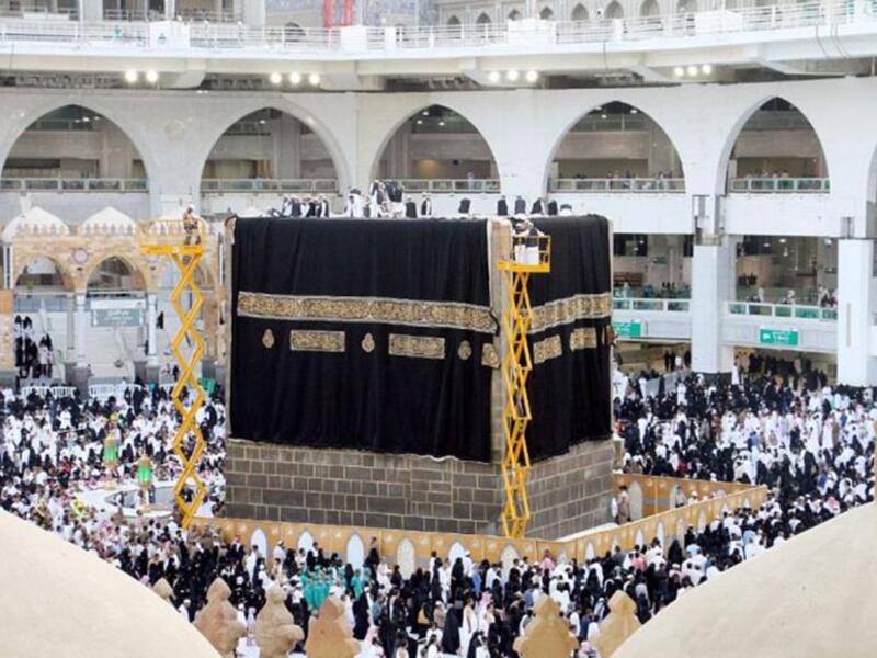 حجاج بيت الله الحرام يتوافدون إلى منى لقضاء يوم التروية