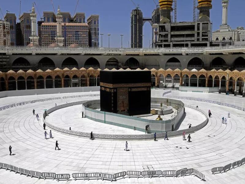 السعودية تعيد فتح مساجد مكة الأحد