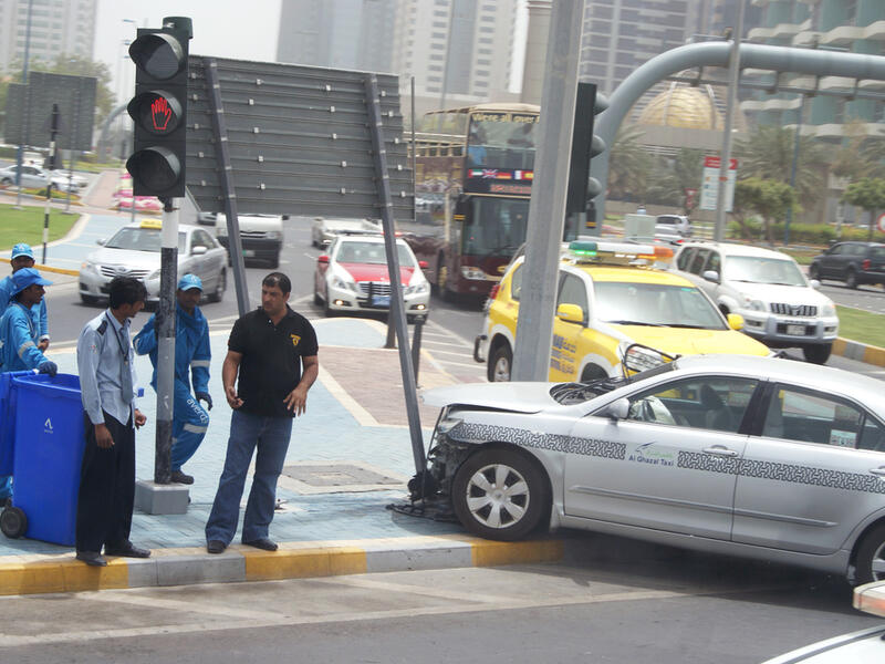 تقوم السيارة تلقائيًا بإرسال جميع المعلومات اللازمة عن الحادث، مثل الموقع ونوع السيارة ونوع الوقود وعدد الركاب داخل السيارة
