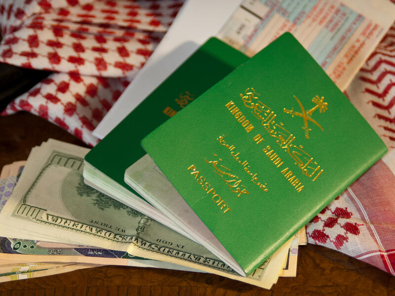 السعودية تمنح إذن السفر لثلاث فئات فقط