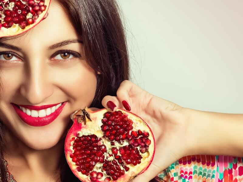 فوائد الرمان للمتزوجات 