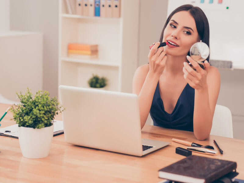 لتحصلي على بشرة مشرقة ووجه متألق، عليك بترطيب شفتيك بمرطّب جيّد