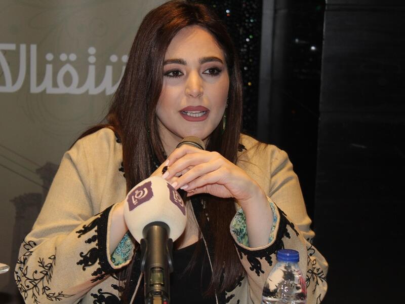 الفنانة والباحثة الموسيقية اللبنانية عبير نعمة خلال مؤتمرها الصحفي في العاصمة عمان
