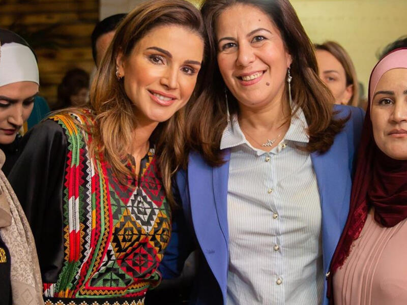 تألقت جلالة الملكة بثوب تقليدي أسود مع تطريز على الصدر أثناء مأدبة الإفطار التي أقامتها في مطعم الأكاديمية الملكية لحماية الطبيعة في مدينة عجلوت لعدد من سيدات عجلون الناشطات في مجالات العمل الاجتماعي والتربوي والتطوعي والثقافي. 