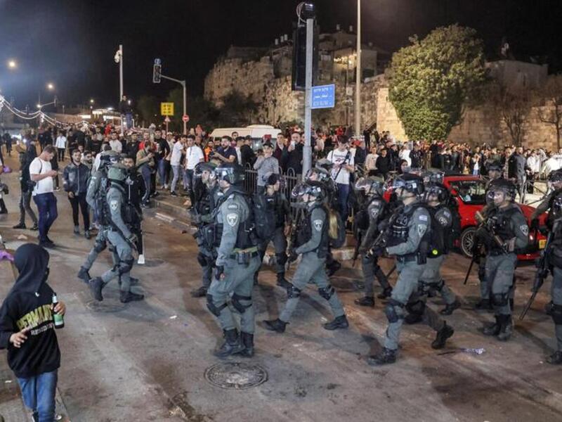 Israeli Police Beat, Arrest Palestinian Protesters in Jerusalem