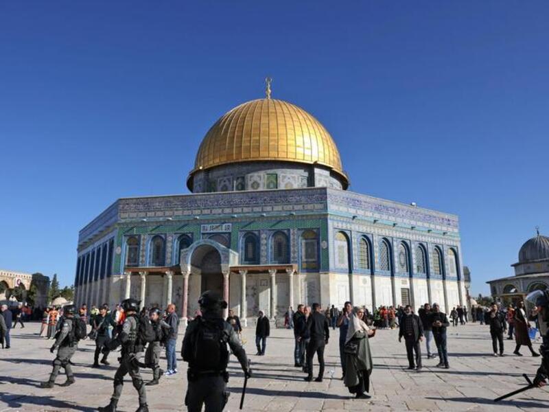 Palestinian Protesters Confront Israeli Police During Ramadan