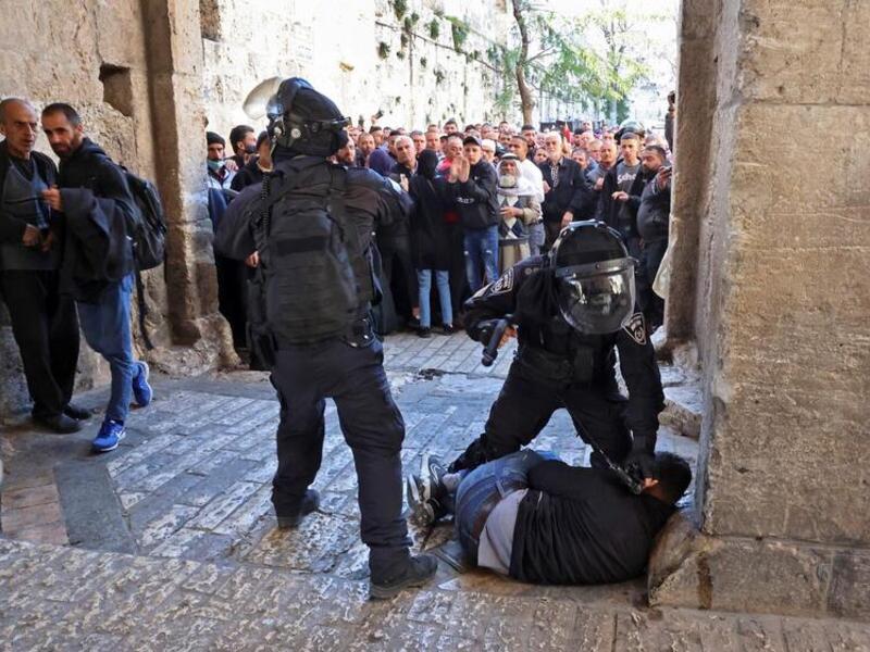 Palestinian Protesters Confront Israeli Police During Ramadan