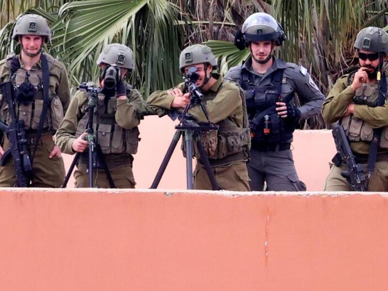 Palestinian Protesters Confront Israeli Police During Ramadan
