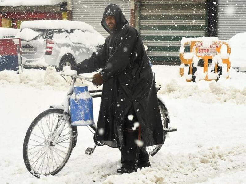 Heavy Snowfall in India Closes Highways and Cancels Flights