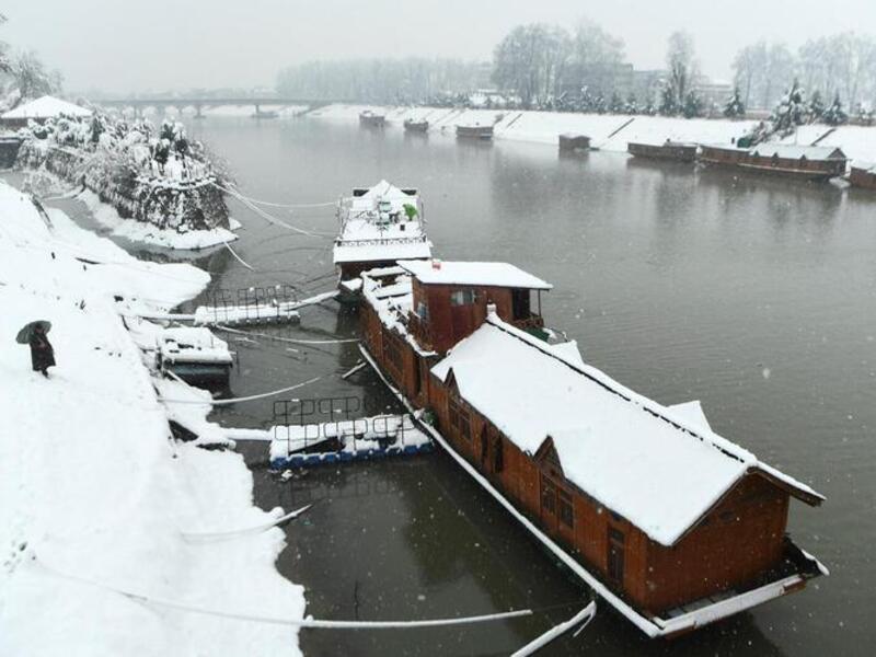 Heavy Snowfall in India Closes Highways and Cancels Flights