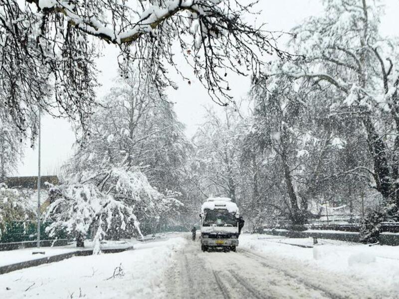 Heavy Snowfall in India Closes Highways and Cancels Flights