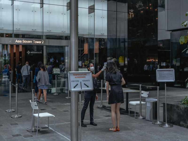 Tourists in Singapore Forced to Wear Electronic Monitoring Tags to Ensure Quarantine