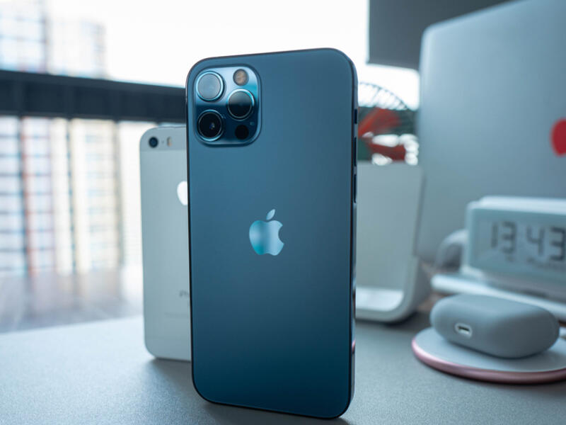 Apple: Chip Shortage Affects iPhone Production, Revenue Growth to Be Hindered