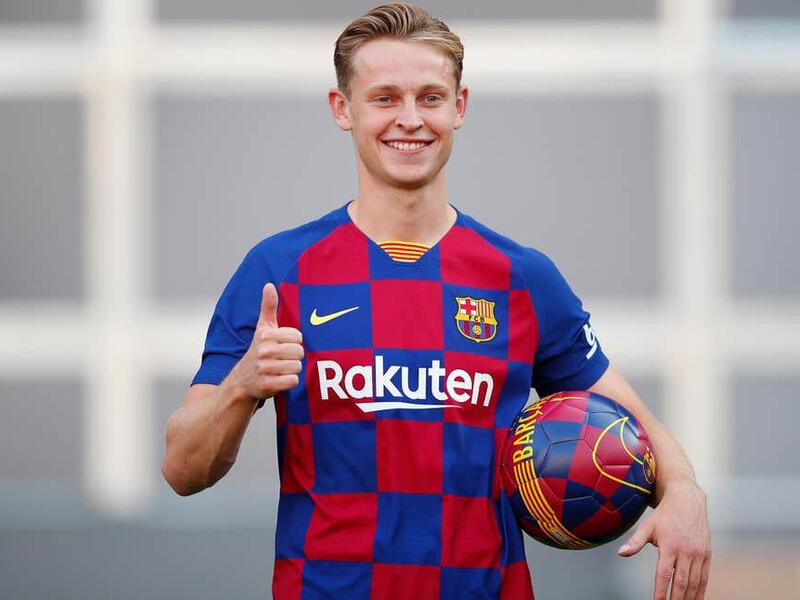 لاعب الوسط الهولندي فرينكي دي يونغ: من أياكس إلى برشلونة مقابل 75 مليون يورو