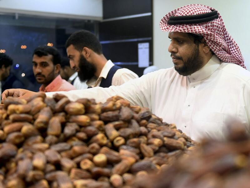 Saudis shop for dried dates in the Saudi coastal city of Jeddah on May 3, 2019, ahead of the Muslim holy fasting month of Ramadan.  Amer HILABI / AFP